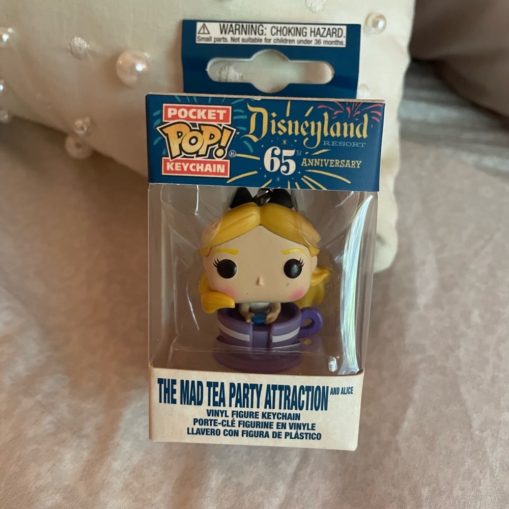 Funko Pop Disneyland Alice in Wonderland Teacup Keychain